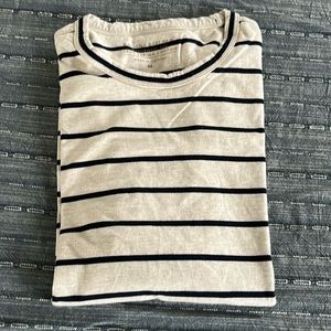 Banana republic tee shirt size medium new new worn without tags